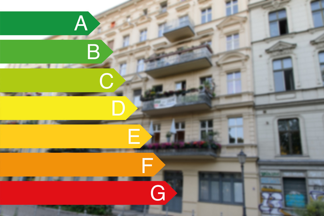 Die verschiedenen Energie-Effizienzklassen eines Gebäudes. Wir als DUH setzen uns für die energetische Sanierung von Gebäuden ein, um den Energieverbrauch zu senken.