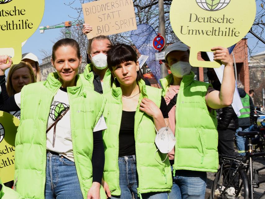 Mitarbeitende der DUH auf dem Klimastreik mit Transparenten.
