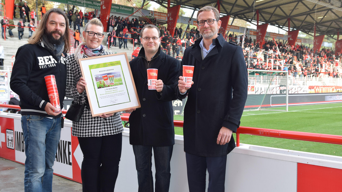 Mitarbeiter der Deutschen Umwelthilfe überreichen eine Urkunde im FC Union Stadion