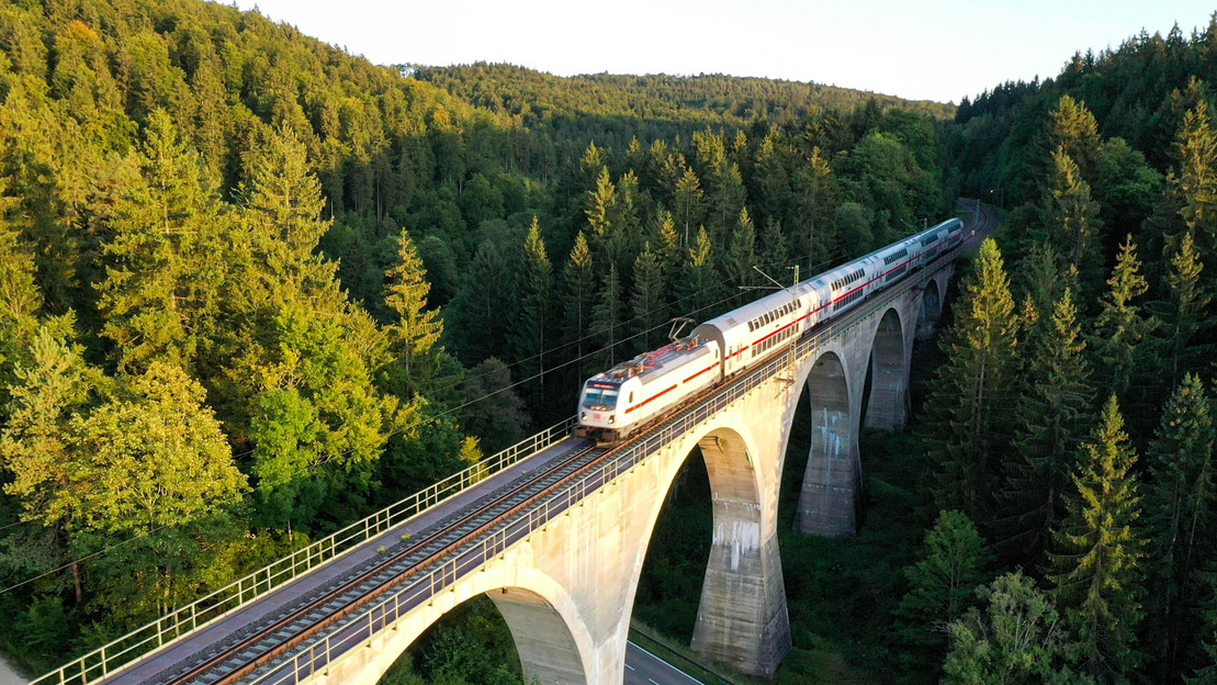 Ein Zug überquert eine Brücke