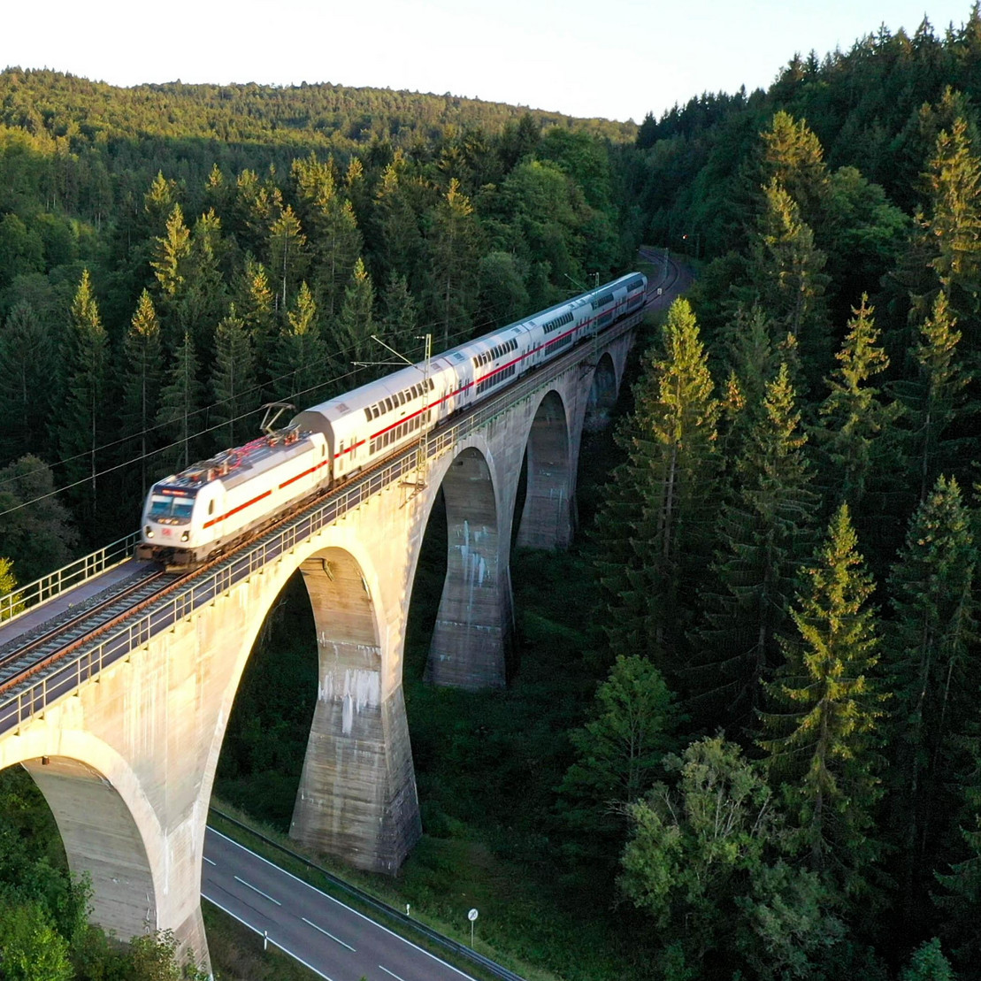 Ein Zug fährt über die Einöd-Talbrücke bei Hattingen. (Aufnahme mit Drohne)