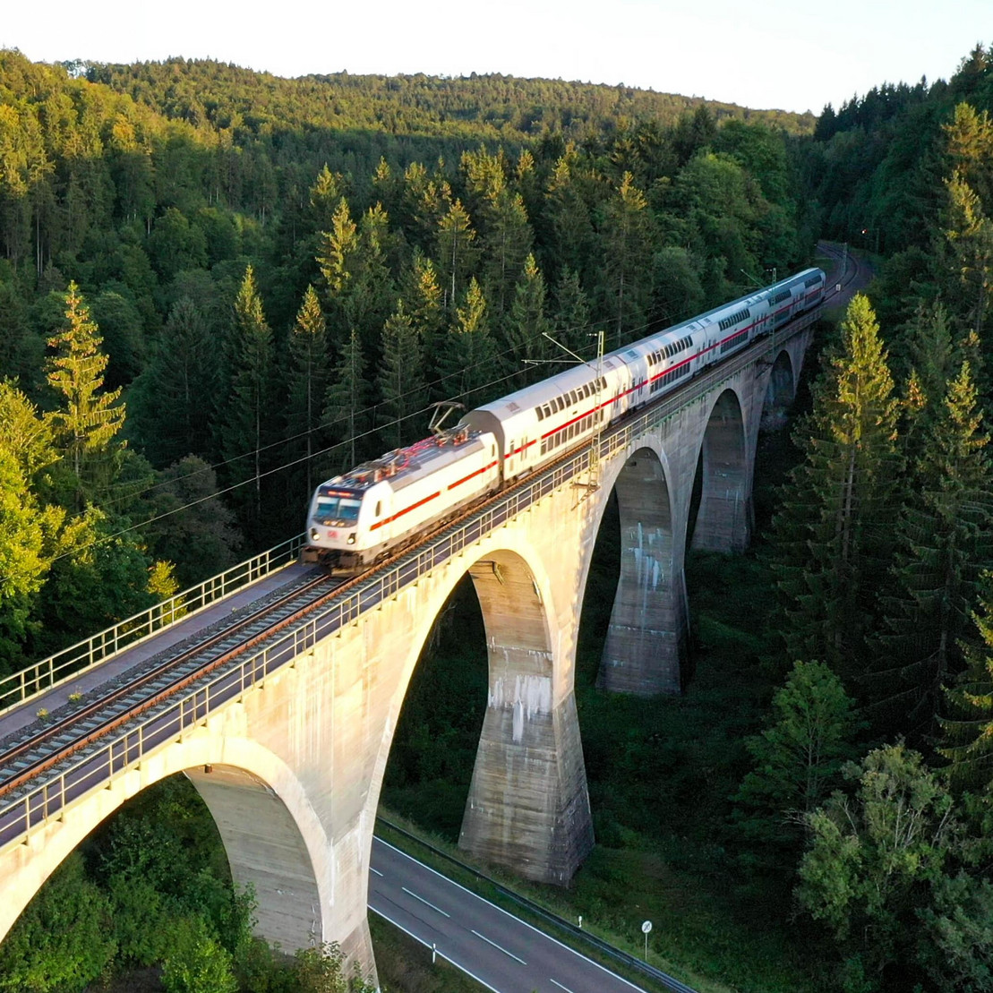 Ein Zug fährt über die Einöd-Talbrücke bei Hattingen. (Aufnahme mit Drohne)