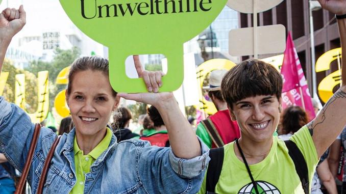 Mitarbeiterinnen der DUH auf einer Demo