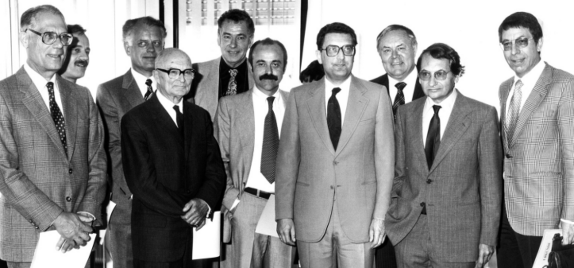 Die DUH-Gründer Hermut Ruland (1. von links), Gerhard Thielcke (3. von links), Rudolf L. Schreiber (6. von links) mit den Autoren Frederic Vester (5. von links) und Horst Stern (2. von rechts) bei der Auszeichnung für das Sachbuch „Rettet die Vögel“ 1978.