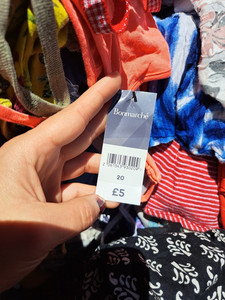 Ein Label an einem weggeworfenen Kleidungsstück der Marke Bonmarché