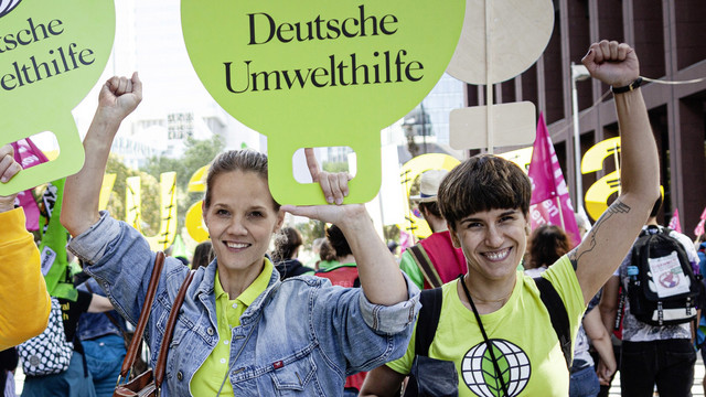 Menschen demonstrieren mit der Deutschen Umwelthilfe