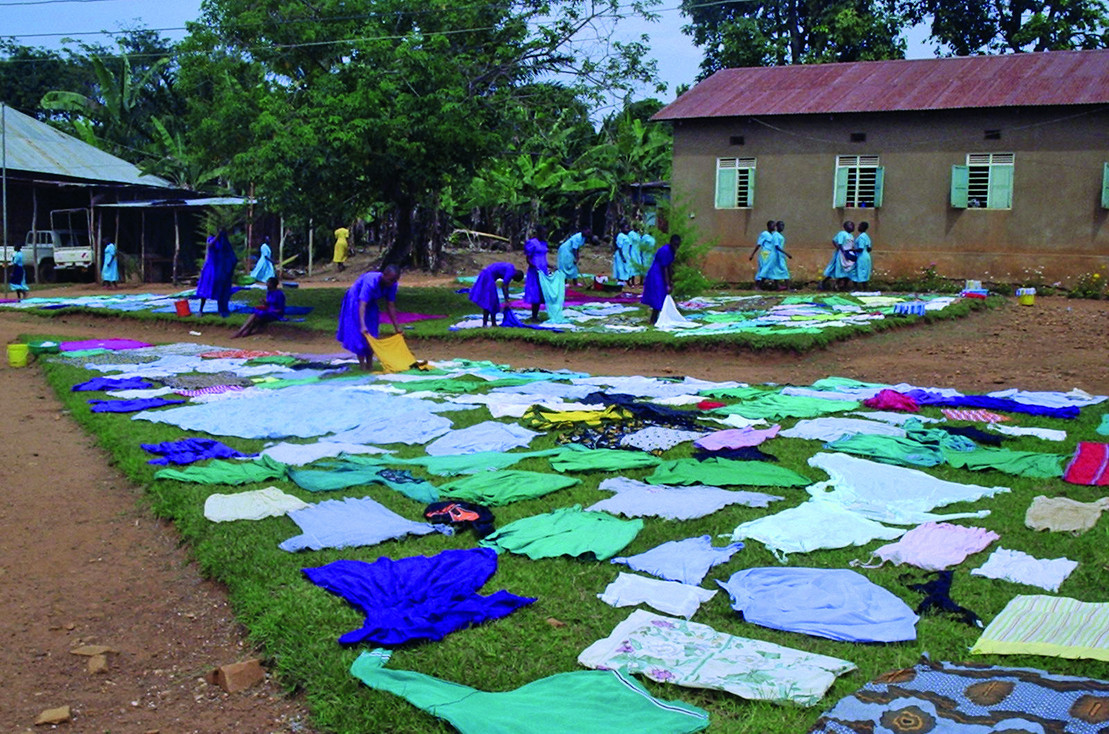 Der Hand in Hand-Fonds von Rapunzel und der Deutschen Umwelthilfe: Wäschtrockner auf der Hekima Girls' Secondary School