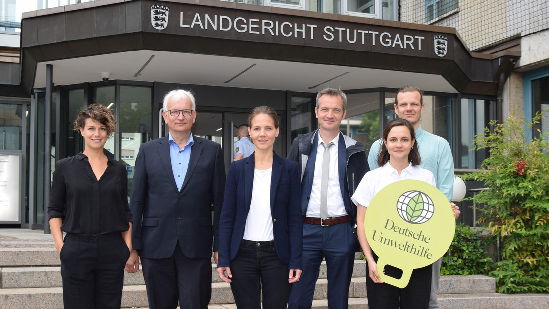 Mitarbeiter der Deutschen Umwelthilfe stehen vor dem Landgericht Stuttgart