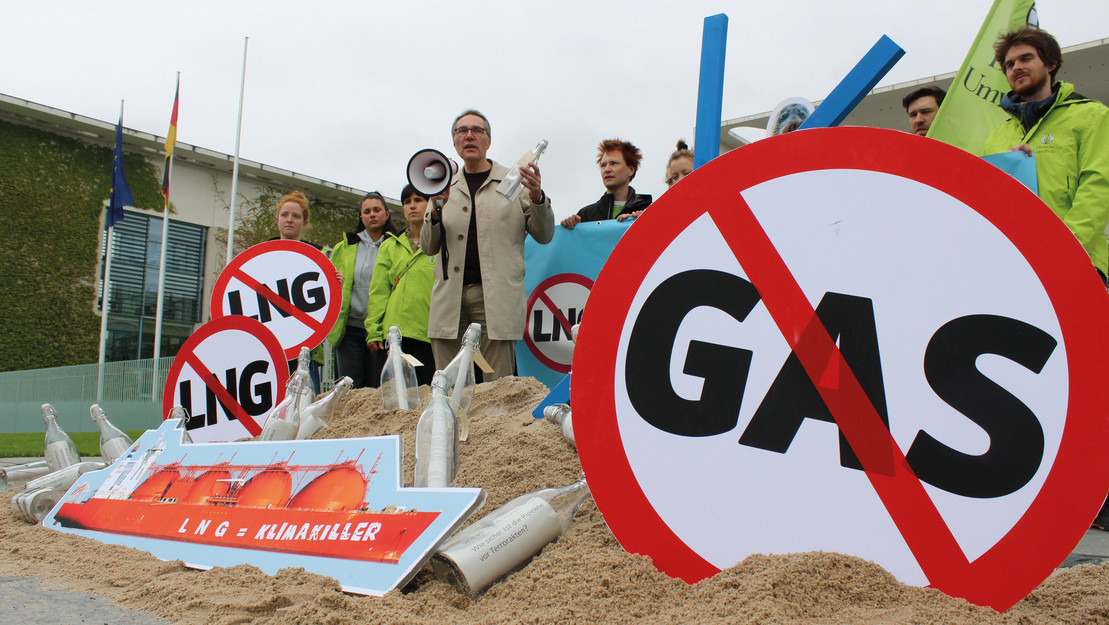 Mitarbeiter der Deutschen Umwelthilfe demonstrieren gegen LNG-Terminals