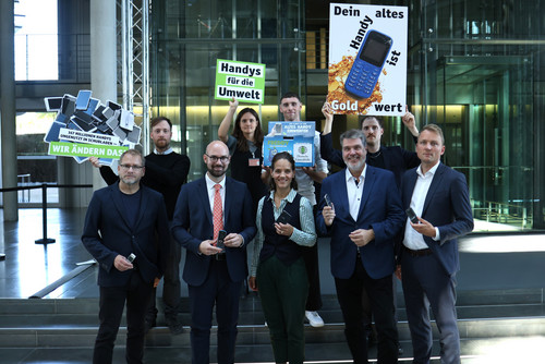 Deutsche Umwelthilfe et des députés collectent des téléphones portables usagés