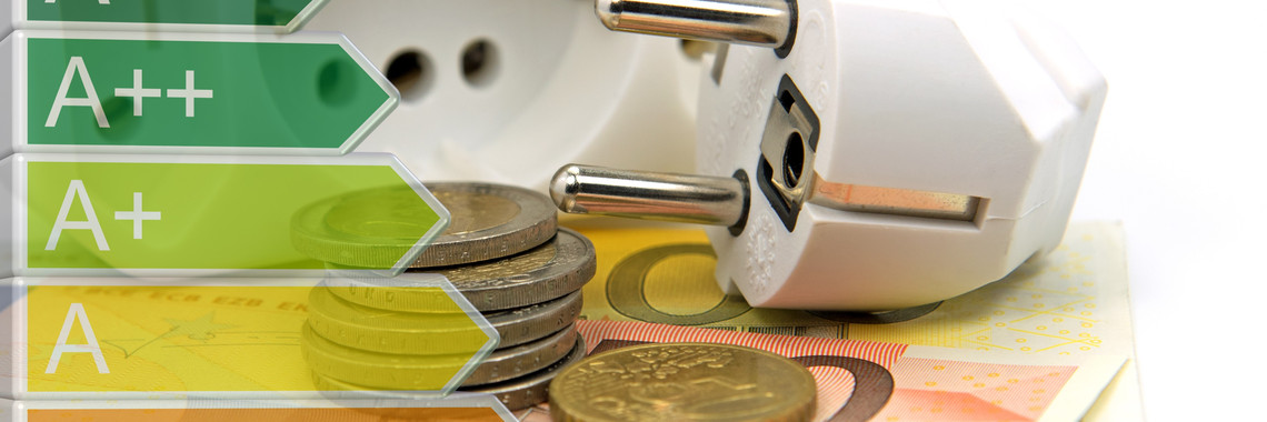 Die Energieeffizienzklassen mit einer Steckdose und Geld im Hintergrund.