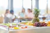Frisches gesundes Obst am Büffet der Grundschule oder im Kindergarten